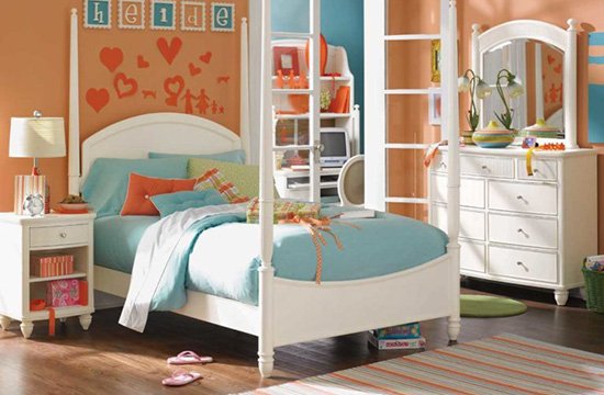 Детская комната с кроватью с балдахином