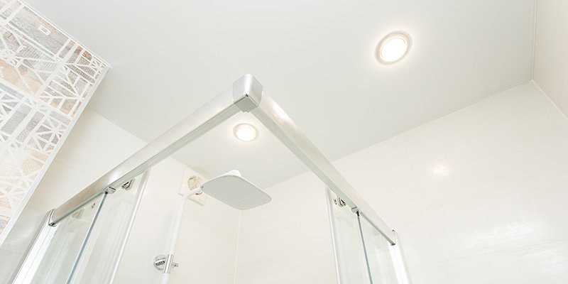 монтаж светильников в ванной